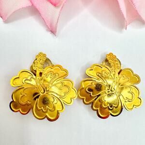 Vintage Etched Hibiscus Gold Tone Clip On Earrings Tropic Floral Vacation Beach